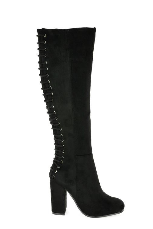 Stiefel mit Absatz und Schnürung hinten